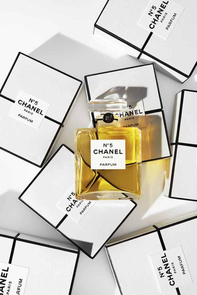 Il n’existe pas de parfum plus connu au monde ! 100 ans après son lancement, Chanel N°5 est toujours dans l’air du temps... et n'en finit pas de se réinventer