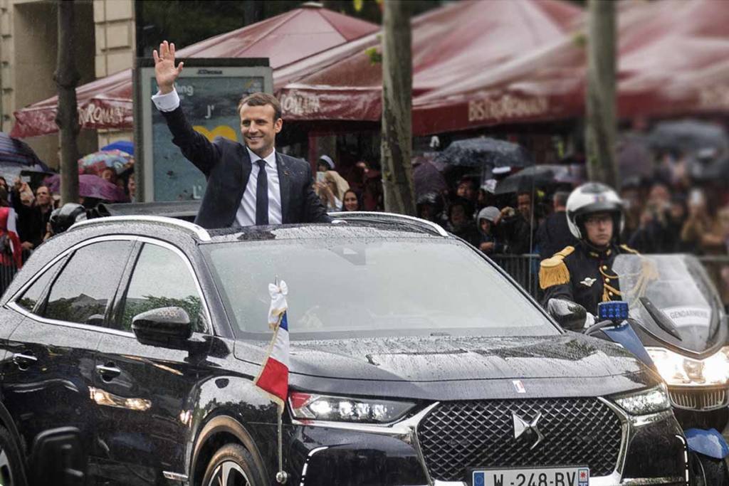 Lors de son investiture en 2017, Emmanuel Macron descendait l’avenue des Champs-Élysées à bord du DS 7 Crossback Présidentiel. Aujourd'hui, il apparaît dans une nouvelle définition de la DS7 Crossback, baptisée Elysée. Détails.