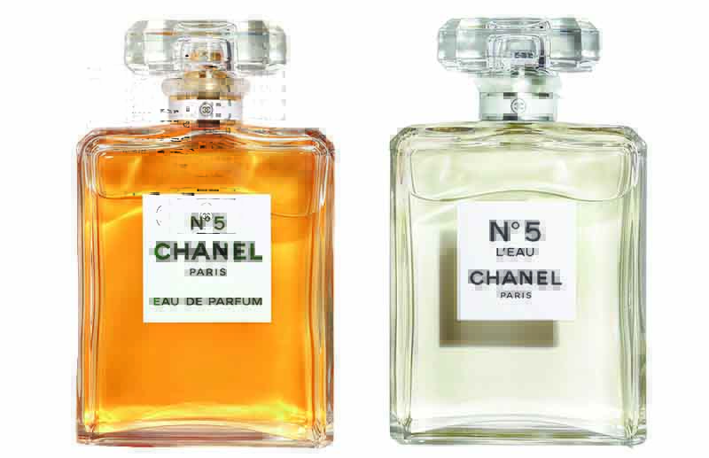Il n’existe pas de parfum plus connu au monde ! 100 ans après son lancement, Chanel N°5 est toujours dans l’air du temps... et n'en finit pas de se réinventer